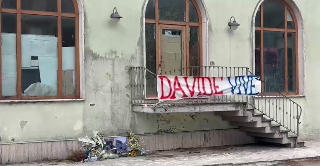 San Benedetto - Striscione e folla alla camera ardente per Davide: domenica i funerali del 19enne